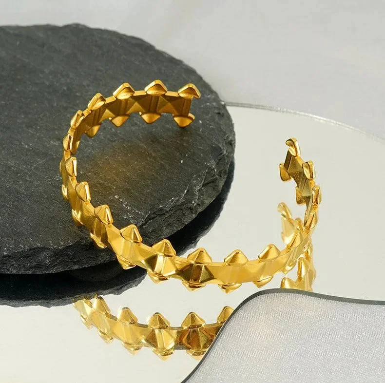 custom charm bracelets for women-Vintage Studded Cuff Bracelet – Bold Gold Design for Women